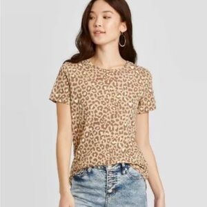 •ZOE + LIV•LEOPARD PRINT SCOOPNECK HIGH-LOW SHORT SLEEVE T-SHIRT SIZE SMALL